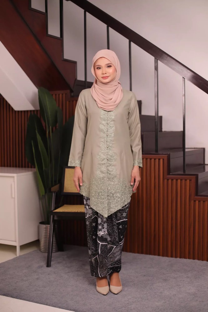 Foto (SET) Kebaya Labuh Delara Sage Green X Pario Kally Blue