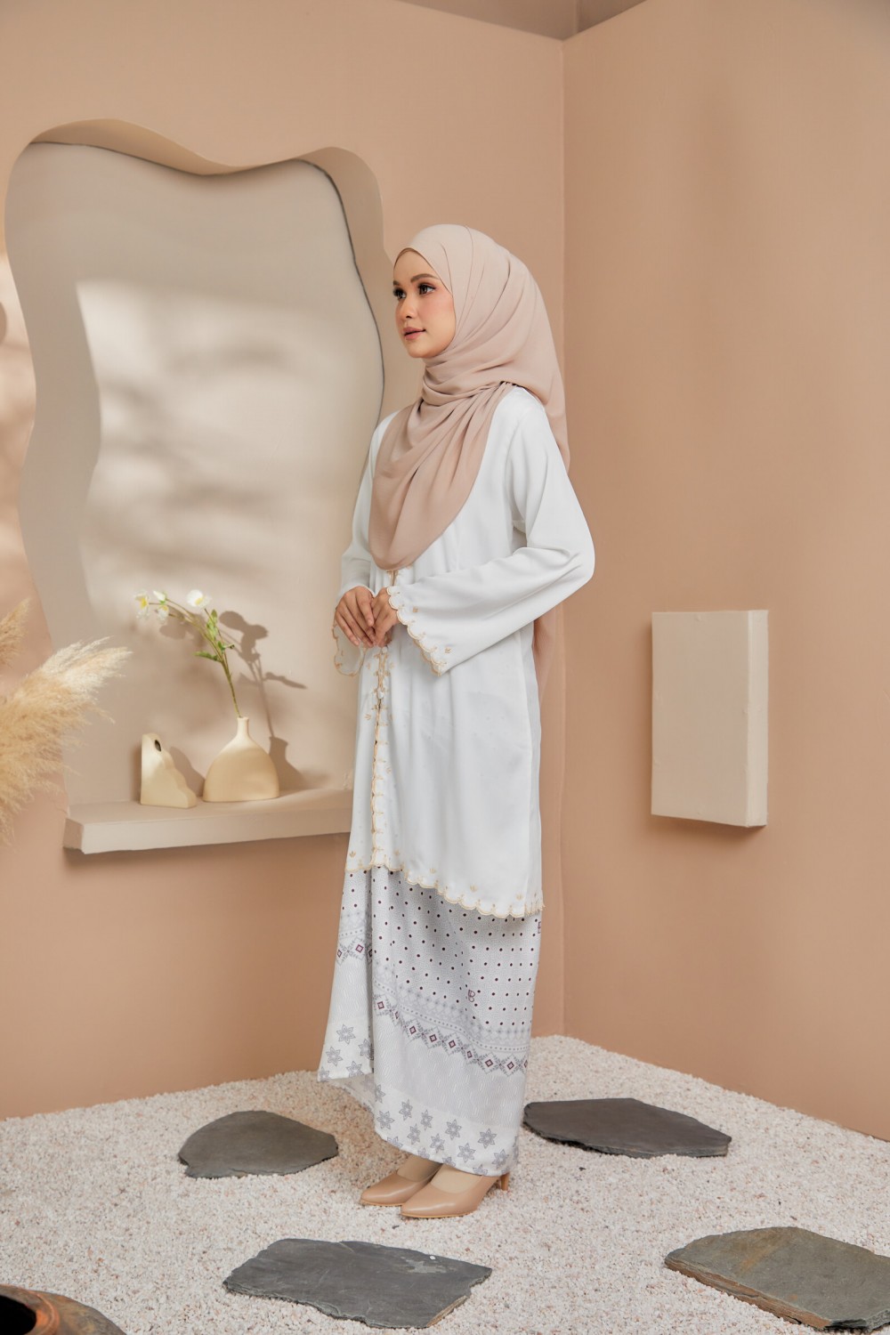 (SET) Kebaya Aurora Off White X Pario Abira White