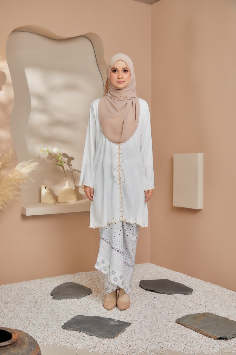 (SET) Kebaya Aurora Off White X Pario Abira White