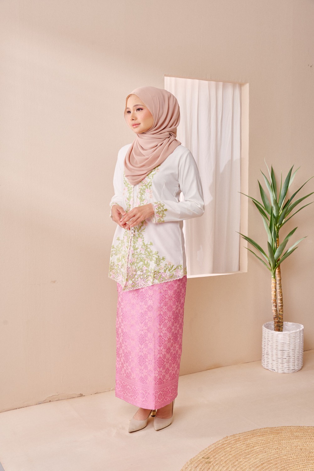 (SET) Kebaya Eshal White X Pario Embun Pink (FREE SHIPPING)