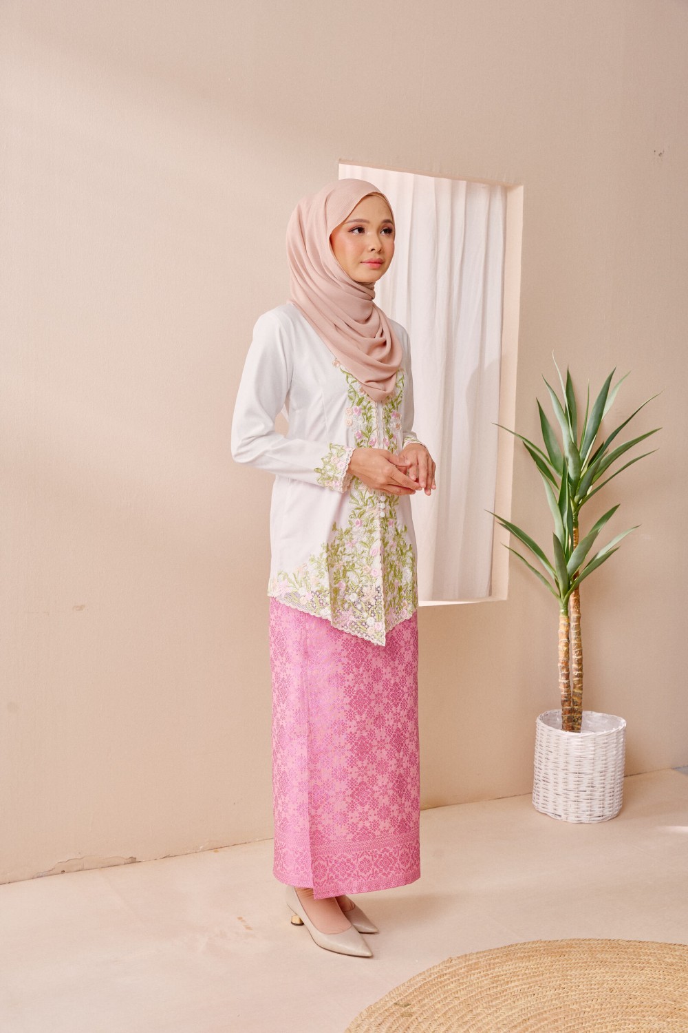 (SET) Kebaya Eshal White X Pario Embun Pink (FREE SHIPPING)