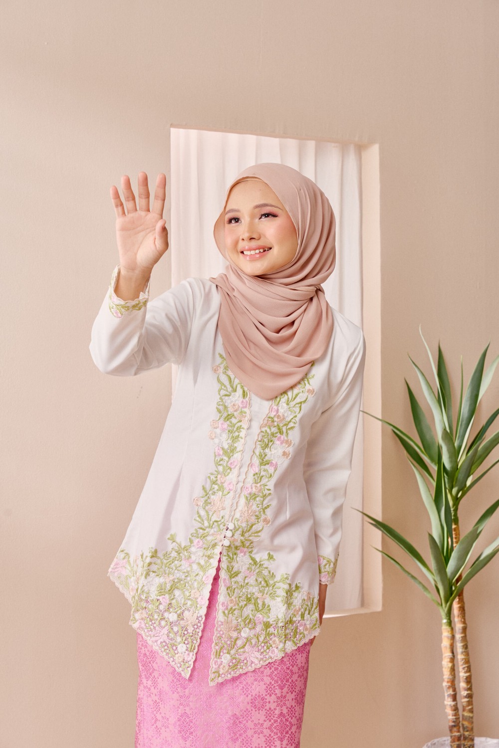 (SET) Kebaya Eshal White X Pario Embun Pink (FREE SHIPPING)