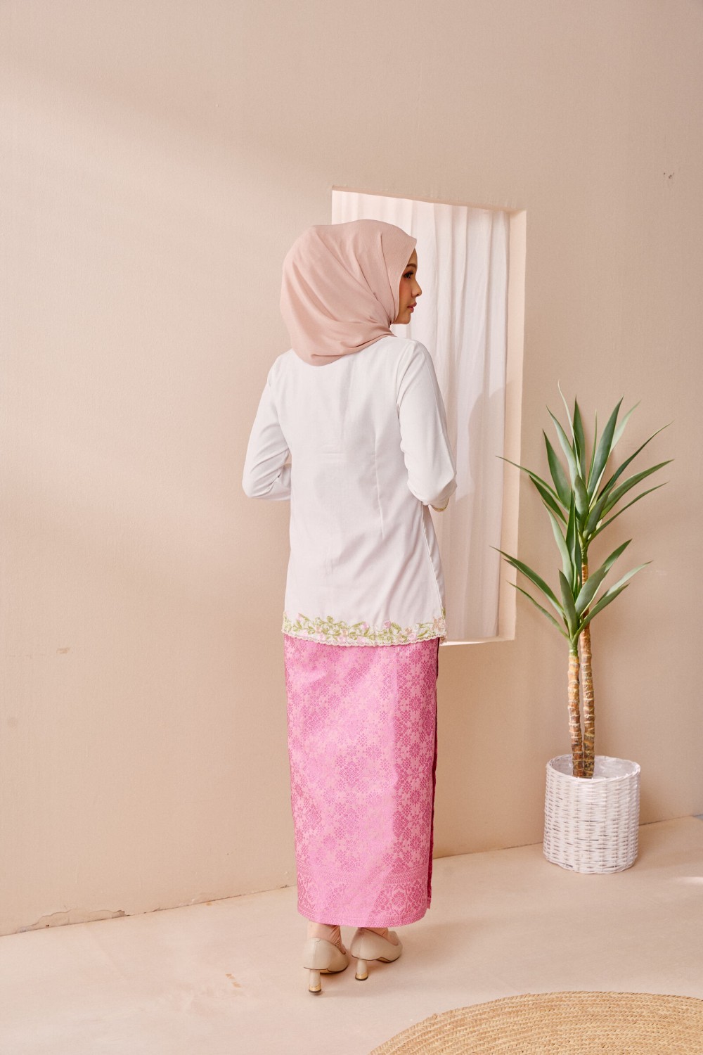 (SET) Kebaya Eshal White X Pario Embun Pink (FREE SHIPPING)