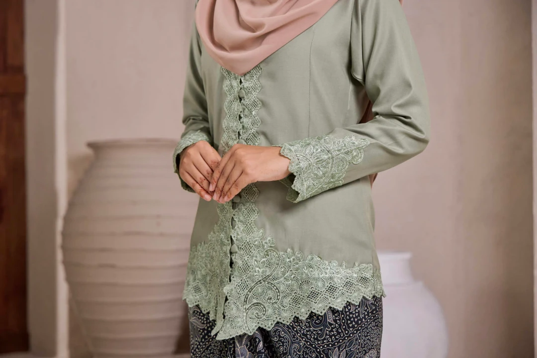 (TOP ONLY) KEBAYA ZAINUN 2.0 SAGE GREEN