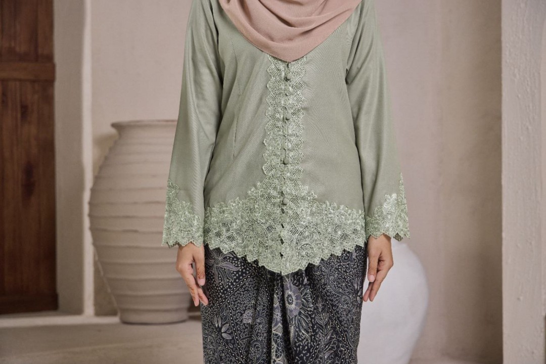 (TOP ONLY) KEBAYA ZAINUN 2.0 SAGE GREEN