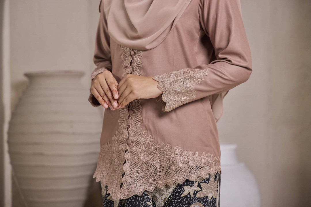 (TOP ONLY) KEBAYA ZAINUN 2.0 DARK LATTE