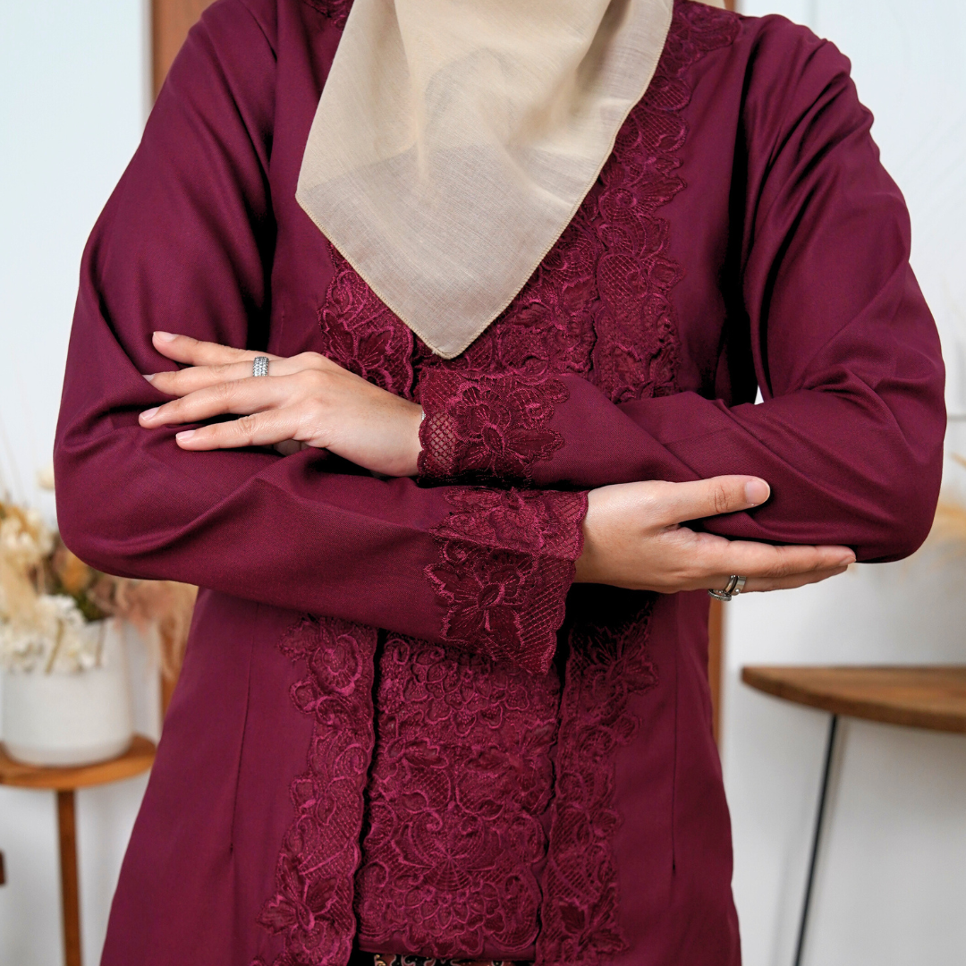 (SET) Kebaya Mawar Rosa Burgundy X Pario Laila Choc (FREE SHIPPING)