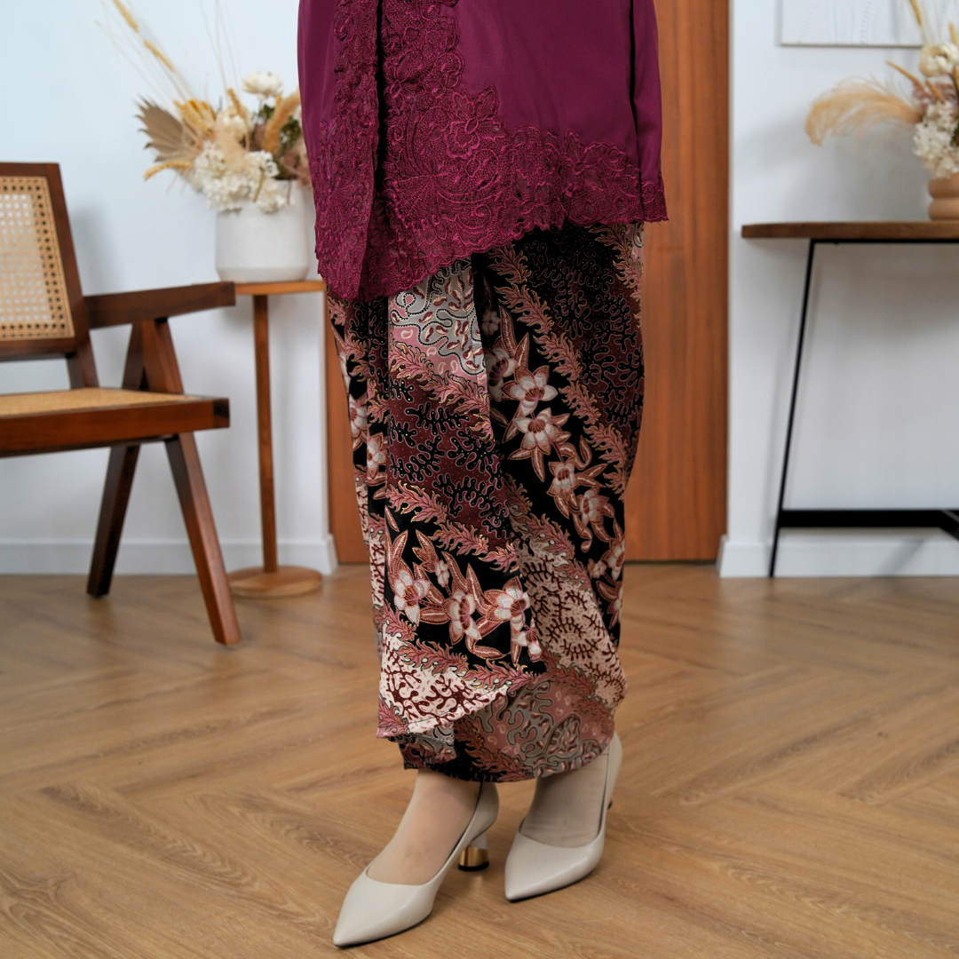 (SET) Kebaya Mekar Rosa Burgundy X Pario Laila Choc (FREE SHIPPING)